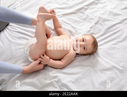 Pannolino per la mamma che cambia bambino su bianco, vista dall'alto Foto Stock