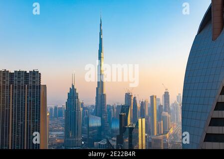 Vista panoramica del centro di Dubai vista panoramica panoramica sull'angolo di hih al tramonto. Architettura moderna e astratto di viaggio degli Emirati Arabi Uniti Foto Stock