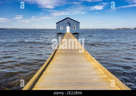 Crawley Edge Boatshed, comunemente indicato come Blue Boat House, è una casa di barche situata sul fiume Swan a Crawley a Perth, Australia Occidentale Foto Stock