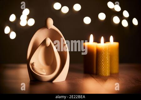 Presepe di Natale con tre candele e fata luci Foto Stock