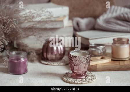 Primo piano di candelabri in miniatura per candele. Arredamento domestico e concetto di comfort. Foto Stock