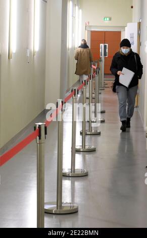 11 gennaio 2021, Sassonia, Lipsia: Presso l'Ospedale Universitario di Lipsia, i volontari vaccinali corrono in una clinica ambulatoriale appositamente istituita contro il coronavirus per il personale medico particolarmente minacciato nell'area di registrazione. All'ospedale universitario, le aule studentesche sono state convertite in una clinica interna ambulatoriale di vaccinazione. Attualmente, fino a 330 dipendenti medici particolarmente in pericolo vengono vaccinati contro il coronavirus. C'è una disponibilità superiore alla media tra il personale ospedaliero ad essere vaccinato. Attualmente vi sono più richieste di vaccinazione Foto Stock