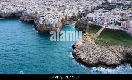 Foto aerea di lama Monachile, una baia di Polignano a Mare (Puglia, Italia) Foto Stock