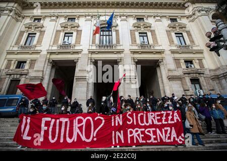 Roma, 11/01/2021. Oggi, centinaia di studenti delle scuole superiori di Roma hanno tenuto una dimostrazione fuori dal Ministero della pubblica Istruzione (MIUR) nel distretto di Trastevere. Credit: LSF Photo/Alamy Live News Foto Stock