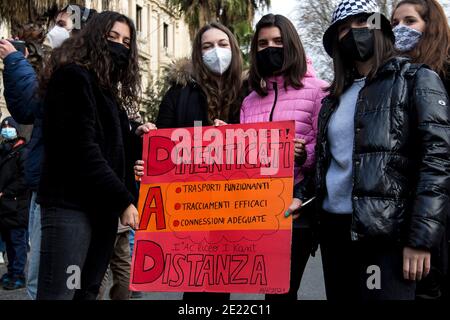 Roma, 11/01/2021. Oggi, centinaia di studenti delle scuole superiori di Roma hanno tenuto una dimostrazione fuori dal Ministero della pubblica Istruzione (MIUR) nel distretto di Trastevere. Credit: LSF Photo/Alamy Live News Foto Stock