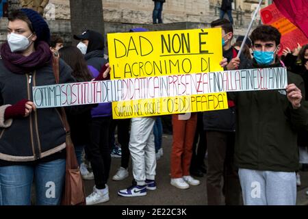 Roma, 11/01/2021. Oggi, centinaia di studenti delle scuole superiori di Roma hanno tenuto una dimostrazione fuori dal Ministero della pubblica Istruzione (MIUR) nel distretto di Trastevere. Credit: LSF Photo/Alamy Live News Foto Stock