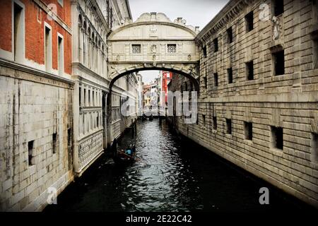 VENEZIA, ITALIA - 09 febbraio 2016: Ponte dei Sospiri, nella città di Venezia, Italia, che attraversa il canale pieno d'acqua. Foto Stock