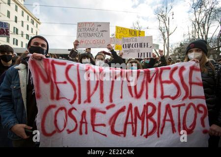 Roma, 11/01/2021. Oggi, centinaia di studenti delle scuole superiori di Roma hanno tenuto una dimostrazione fuori dal Ministero della pubblica Istruzione (MIUR) nel distretto di Trastevere. Credit: LSF Photo/Alamy Live News Foto Stock