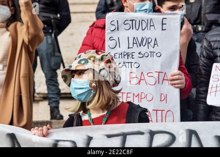 Roma, 11/01/2021. Oggi, centinaia di studenti delle scuole superiori di Roma hanno tenuto una dimostrazione fuori dal Ministero della pubblica Istruzione (MIUR) nel distretto di Trastevere. Credit: LSF Photo/Alamy Live News Foto Stock