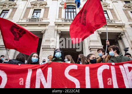 Roma, 11/01/2021. Oggi, centinaia di studenti delle scuole superiori di Roma hanno tenuto una dimostrazione fuori dal Ministero della pubblica Istruzione (MIUR) nel distretto di Trastevere. Credit: LSF Photo/Alamy Live News Foto Stock