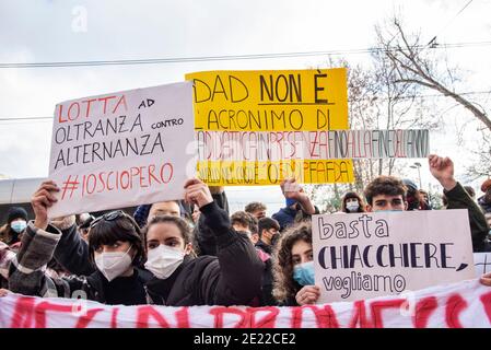 Roma, 11/01/2021. Oggi, centinaia di studenti delle scuole superiori di Roma hanno tenuto una dimostrazione fuori dal Ministero della pubblica Istruzione (MIUR) nel distretto di Trastevere. Credit: LSF Photo/Alamy Live News Foto Stock