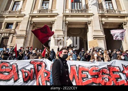 Roma, 11/01/2021. Oggi, centinaia di studenti delle scuole superiori di Roma hanno tenuto una dimostrazione fuori dal Ministero della pubblica Istruzione (MIUR) nel distretto di Trastevere. Credit: LSF Photo/Alamy Live News Foto Stock