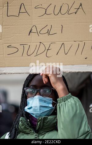 Roma, 11/01/2021. Oggi, centinaia di studenti delle scuole superiori di Roma hanno tenuto una dimostrazione fuori dal Ministero della pubblica Istruzione (MIUR) nel distretto di Trastevere. Credit: LSF Photo/Alamy Live News Foto Stock