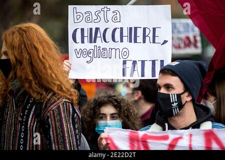 Roma, 11/01/2021. Oggi, centinaia di studenti delle scuole superiori di Roma hanno tenuto una dimostrazione fuori dal Ministero della pubblica Istruzione (MIUR) nel distretto di Trastevere. Credit: LSF Photo/Alamy Live News Foto Stock