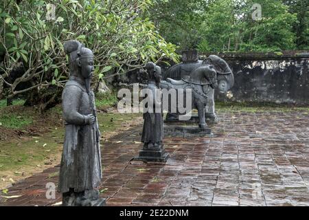 Scultura onore guardia del corpo in pietra mandarini elefanti e cavalli. Tomba reale di Khai Dinh a Hue, Vietnam Foto Stock