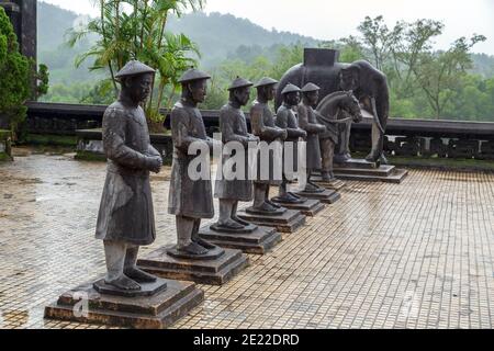 Tomba reale di Khai Dinh a Hue, Vietnam. Confuciani nella dinastia Nguyen, scultura guardia d'onore del corpo di pietra mandarini elefanti e cavalli. Foto Stock