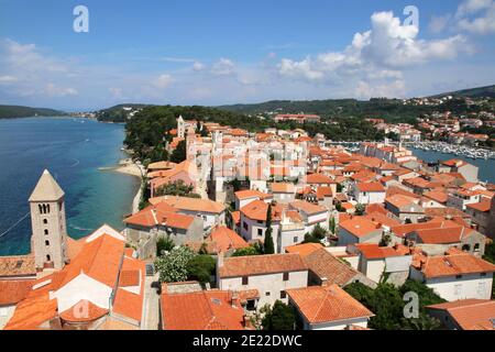 Vista sui tetti in piastrelle di terracotta della città alta nella città di Rab, Isola di Rab Croazia. Foto Stock