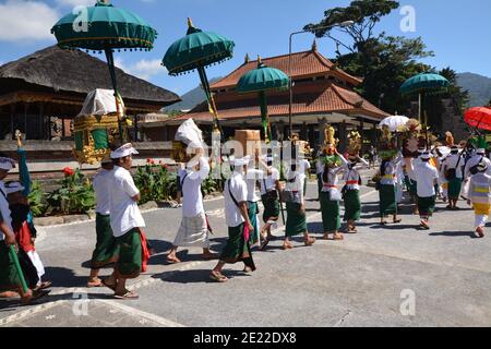 Un gruppo di persone che pregano al tempio pura Ulun Danu Batur durante la cerimonia religiosa annuale a Ulun Danu Batur, Bedugul, Indonesia. Foto Stock