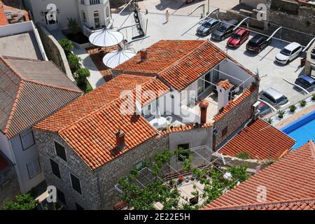 Vista sui tetti in piastrelle di terracotta della città alta nella città di Rab, Isola di Rab Croazia. Foto Stock