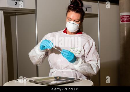 Die Impfbereitschaft gegen das Coronavirus in Deutschland Steigt, die Impfzentren sind vorbereitet und nehmen Termine für die Impfung an. Foto Stock