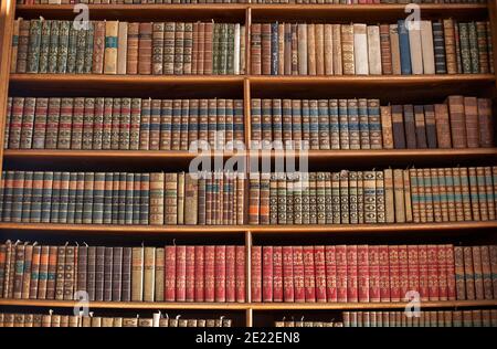 scaffale di vecchi libri Foto Stock