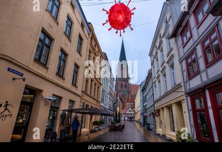 Schwerin, Germania. 05 gennaio 2021. Solo pochi passanti sono fuori e circa nel centro della città. Il Cancelliere e i capi degli stati federali discutono di un'estensione del blocco per contenere la pandemia di Corona. Credit: Jens Büttner/dpa-Zentralbild/ZB/dpa/Alamy Live News Foto Stock