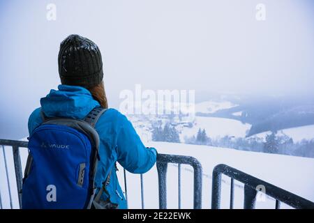 Bellissimo scenario invernale con una ragazza e un sacco di neve nella regione tedesca Sauerland. Il posto è tranquillo e sulla cima di una montagna. Foto Stock