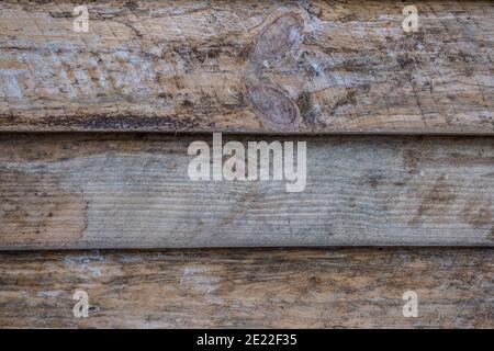 Una naturale testurizzata ruvida segatura spaltata legno plancare lotti di carattere per sfondi a strati e spazio per la copia Foto Stock