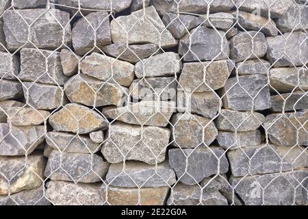 Struttura di pietre grandi rinforzate con filo metallico Foto Stock