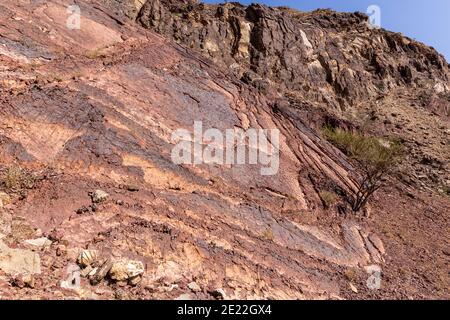 Formazioni rocciose di calcare rosso e dolomite nelle montagne di Hajar sulla Penisola Araba, Emirati Arabi Uniti, Hatta. Foto Stock