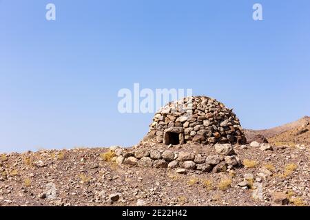 Rifugio rotondo in pietra sulla collina in Hajar Mountains, Hatta, Emirati Arabi Uniti. Foto Stock