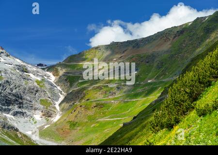 Paesaggio montano lungo la strada per il passo dello Stelvio, provincia di Bolzano, Trentino-Alto Adige, Italia, in estate. Foto Stock