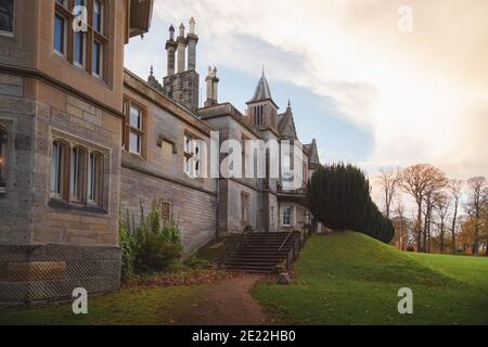 Edimburgo, Scozia - Novembre 19 2016: Vista posteriore dello storico castello di Lauriston del XVI secolo in un pomeriggio autunnale a Edimburgo. Foto Stock