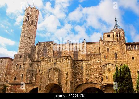 Torre medievale della Cappella di Santa Agata (conosciuta anche come Cappella del Re) e mura romane a Placa del Rei (Piazza del Re), Barcellona, Spagna Foto Stock