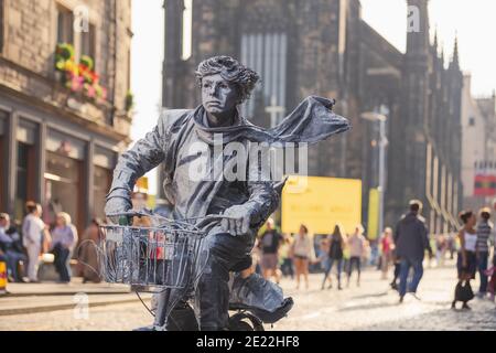 Edimburgo, Scozia - Agosto 16 2016: Un artista di strada si pone come una statua vivente di fronte al Tolbooth Kirk sul Royal Mile durante il P. Foto Stock