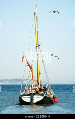 Colchester ha registrato il Tamigi barca a vela, Greta, lasciando Whitstable porto in una giornata di sole con un cielo blu chiaro in estate per un viaggio di piacere. Foto Stock