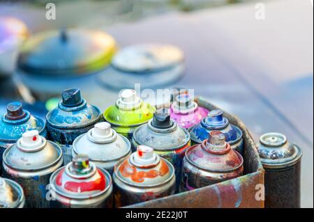 Vernice spray spray usata in lattine in cartone . Foto Stock
