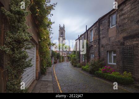 Il pittoresco e storico Circus Lane e la chiesa di Santo Stefano nel quartiere Stockbridge di Edimburgo, Scozia Foto Stock