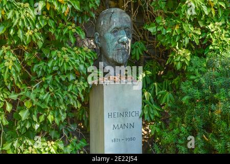 Grab, Heinrich Mann, Dorotheenstaedtischer Friedhof, Chausseestrasse, Mitte, Berlin, Deutschland Foto Stock