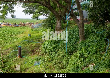 Linee di gas illegali a Brahmanbaria in Bangladesh. Questo gas proveniente dai pozzi di tubiere delle diverse case e terre nel villaggio sono in fase di supplie Foto Stock