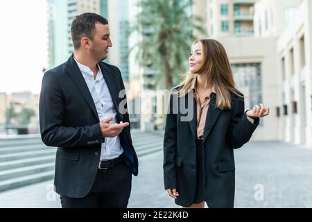 Uomo d'affari e Businesswoman camminando lungo la strada Foto Stock