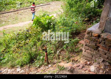 Linee di gas illegali a Brahmanbaria in Bangladesh. Questo gas proveniente dai pozzi di tubiere delle diverse case e terre nel villaggio sono in fase di supplie Foto Stock