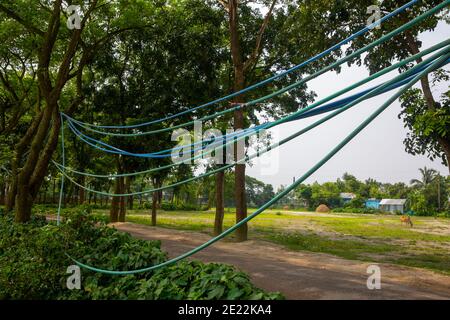 Linee di gas illegali a Brahmanbaria in Bangladesh. Questo gas proveniente dai pozzi di tubiere delle diverse case e terre nel villaggio sono in fase di supplie Foto Stock