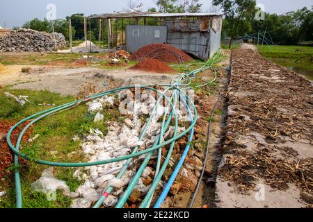 Linee di gas illegali a Brahmanbaria in Bangladesh. Questo gas proveniente dai pozzi di tubiere delle diverse case e terre nel villaggio sono in fase di supplie Foto Stock