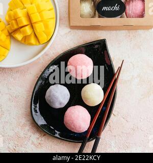 Gelato giapponese Mochi in pasta di riso. Dessert tradizionale giapponese Foto Stock