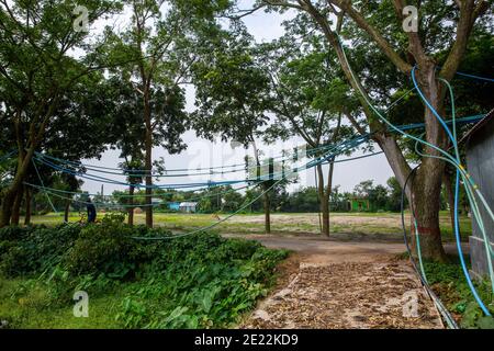 Linee di gas illegali a Brahmanbaria in Bangladesh. Questo gas proveniente dai pozzi di tubiere delle diverse case e terre nel villaggio sono in fase di supplie Foto Stock