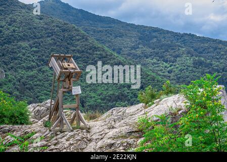 Asenovgrad, Bulgaria 24.07.2019. Fortezza di Asens nelle montagne bulgare del Rhodope in una giornata estiva nuvolosa Foto Stock