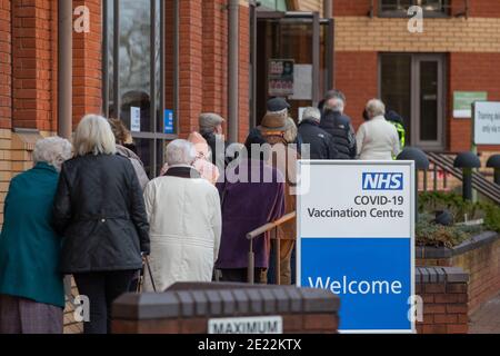 Coda presso il centro di vaccinazione di massa Covid-19 a Stevenage, Hertfordshire, Regno Unito Foto Stock
