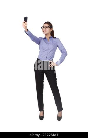 Donna d'affari che scatta una foto con uno smartphone di alta qualità Foto Stock