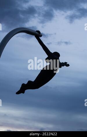 Il Monumento al Viento vola le persone struttura contro un bellissimo tramonto a Puerto Natales, Patagonia, Cile, Sud America Foto Stock